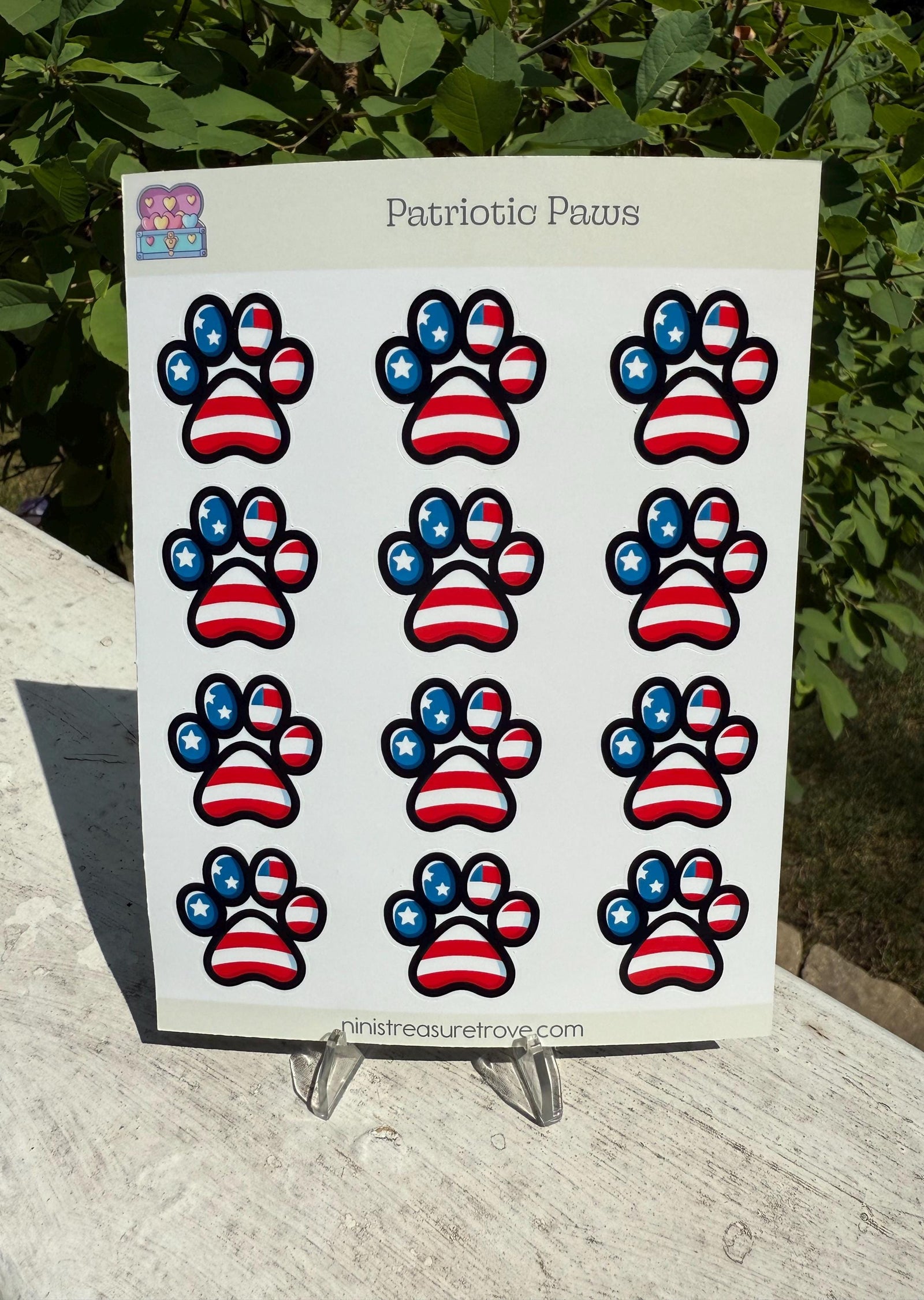 Patriotic paw print sticker design detail